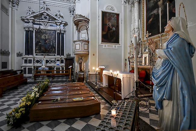 Särge, die später zum Friedhof in der Kirche von Serina in der Nähe von Bergamo in Norditalien transportiert werden.