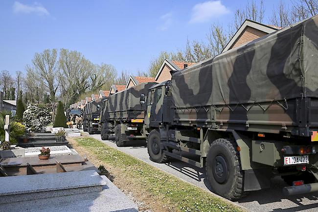 Die Bilder des langen Konvois von Militärlastwagen erschütterten die Welt.