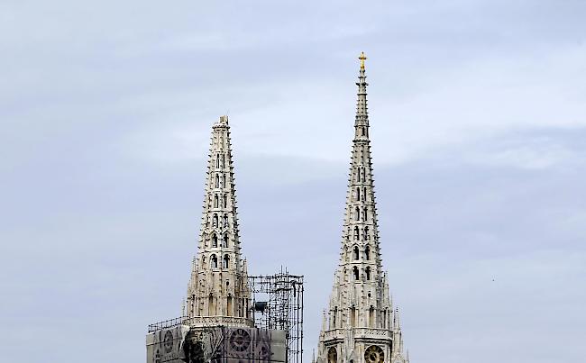 Auch die Kathedrale im Zentrum, das Wahrzeichen der Stadt, wurde beschädigt - eine der beiden Turmspitzen fiel aus mehr als 100 Meter Höhe zu Boden.