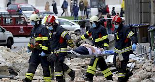 Ziegel fielen von D&auml;chern, Fassaden bekamen Risse, Mauern st&uuml;rzten ein und Tr&uuml;mmer besch&auml;digten parkende Autos.