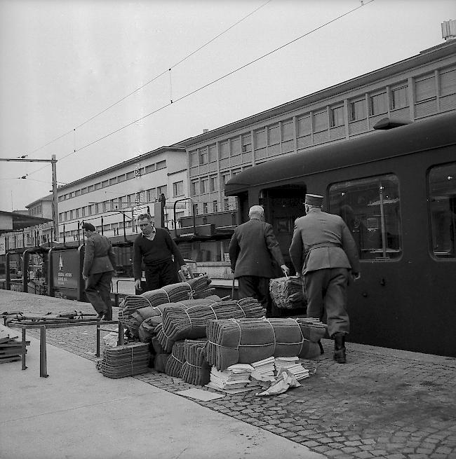 <b>Hilfsmaterial.</b> Verlad am Bahnhof Sitten in Richtung Zermatt.