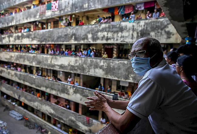 Indien probte für den Ernstfall. Die 1,3 Milliarden Inder wurden am Sonntag aufgerufen, eine von 7 bis 21 Uhr (Ortszeit) geltende Ausgangssperre einzuhalten.