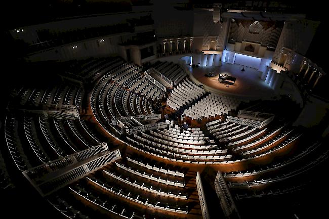 Der russische Pianist Denis Matsuyev während einer Probe auf der Bühne der Tschaikowsky-Konzerthalle in Moskau. Das Konzert findet ohne Publikum statt und wird stattdessen live online ausgestrahlt.