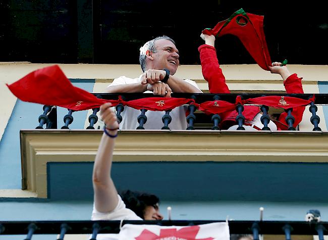 Einwohner der Innenstadt von Pamplona, ​​Navarra, Nordspanien, winken mit roten Schals, die normalerweise während der Sanfermines-Fiesta verwendet werden.