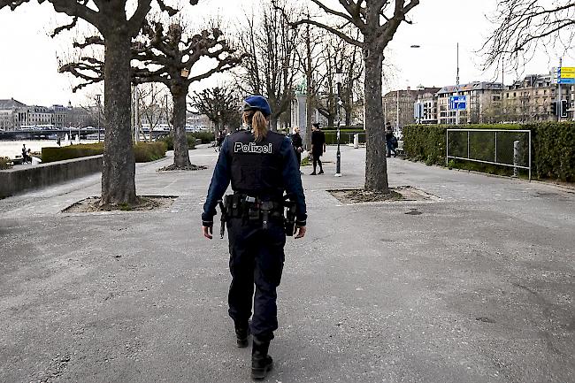 Seepromenade Luzern. In der Schweiz sind mittlerweile 13’213 Fälle von Covid-19-Erkrankungen registriert, 1052 mehr als am Vortag. 