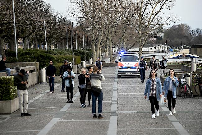 Die Zürcher Polizei weist die Menschen dazu auf, das Seeufer zu verlassen.