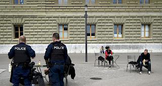 Eine Polizeipatrouille kontrolliert, ob das Social Distancing in Bern eingehalten wird.