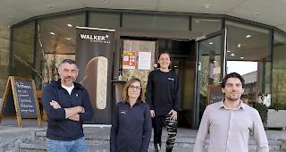 <b>Im Familienverbund.</b> Alexander Walker mit Gattin Jacqueline und den Kindern Angelina und Nicolas. Alle arbeiten in der Familienunternehmung mit.