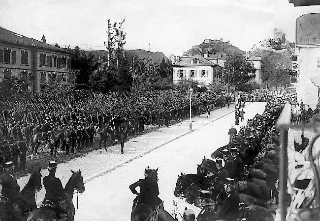 August 1914. Walliser Offiziere und Soldaten legen in Sitten ihren Eid ab bei der Mobilmachung für den Ersten Weltkrieg. 
