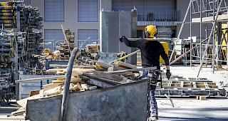Die Gewerkschaft Unia, Region Wallis, fordert den Staatsrat aufgrund der Corona-Pandemie auf, umgehend die Baustellen im Kanton zu schliessen.