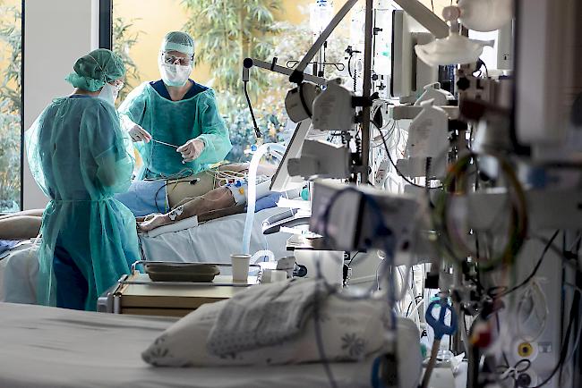 Medizinisches Personal am Montag bei der Arbeit auf der Intensivstation des Krankenhauses «Hopital Pourtales» in Neuchatel.