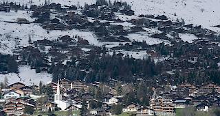 Staatsrat ordnet sofortige Schliessung &ouml;ffentlicher Pl&auml;tze an und die Verst&auml;rkung der Kontrollen durch die Gemeindepolizei unter Aufsicht der Kantonspolizei.