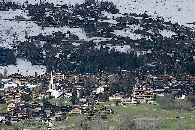 Staatsrat ordnet sofortige Schliessung öffentlicher Plätze an und die Verstärkung der Kontrollen durch die Gemeindepolizei unter Aufsicht der Kantonspolizei.