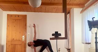 Improvisiertes Filmstudio. Yoga-Lehrerin Fran&ccedil;oise Locher betreut ihre Sch&uuml;ler/innen &uuml;ber Skype.