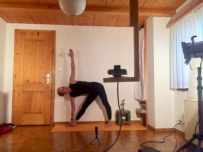 Improvisiertes Filmstudio. Yoga-Lehrerin Françoise Locher betreut ihre Schüler/innen über Skype.