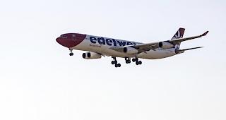 Das erste Flugzeug im Rahmen der gr&ouml;ssten R&uuml;ckholaktion in der Geschichte der Schweiz ist am Dienstagnachmittag auf dem Flughafen Z&uuml;rich gelandet. Das best&auml;tigte eine Fotografin der Nachrichtenagentur Keystone-SDA vor Ort.