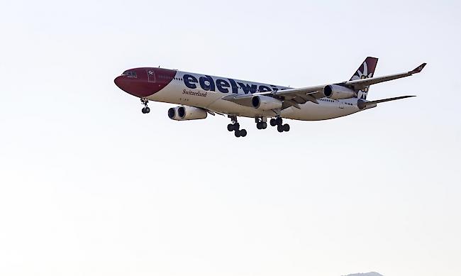 Das erste Flugzeug im Rahmen der grössten Rückholaktion in der Geschichte der Schweiz ist am Dienstagnachmittag auf dem Flughafen Zürich gelandet. Das bestätigte eine Fotografin der Nachrichtenagentur Keystone-SDA vor Ort.