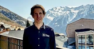 Mit Aussicht. Andy Abgottspon hat sich zum Arbeiten in ein Chalet in Gspon zur&uuml;ckgezogen. 