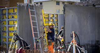 Der Kanton Wallis hat eine erste Bilanz der wegen der Coronavirus-Pandemie von der Suva und dem kantonalen Arbeitsinspektorat durchgef&uuml;hrten Kontrollen gezogen. Die Situation auf den Baustellen wird als etwas besorgniserregender bezeichnet als diejenige in Industriebetrieben oder im Detailhandel.