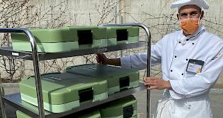 Philippe Zeiter, Koch vom Alters- und Pfegeheim St. Anna in Steg, kocht t&auml;glich f&uuml;r den Lieferdienst des SMZO. &Uuml;bergabe erfolgt nach strikten Hygienemassnahmen. 

