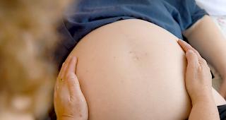 Schweizerischer Hebammenverband kritisiert den Schutz von Hebammen in Geb&auml;rs&auml;len in Zeiten von Corona.