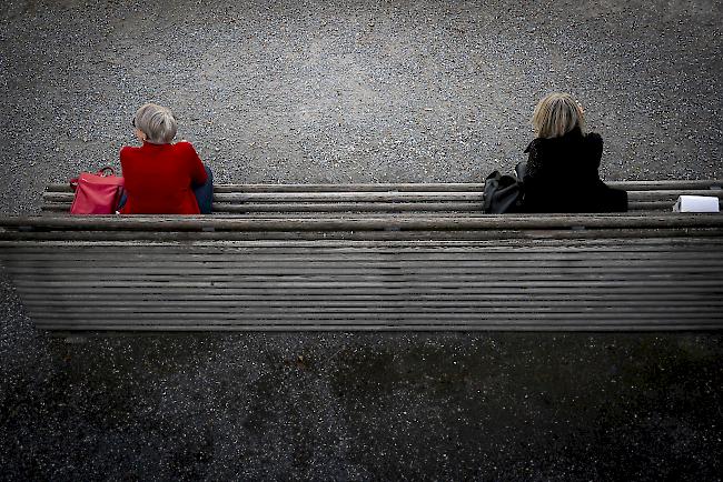 Die Kantonspolizei überwacht auch die neuen Abstandsregeln. Bei Missachtung wird gebüsst.