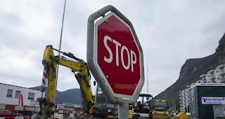 Ein offener Konflikt hat sich aus dem Entscheid des Kantons Tessin ergeben, Baustellen und Industriebetriebe zu schliessen (Bild: Geschlossene Baustelle in Mendrisio).