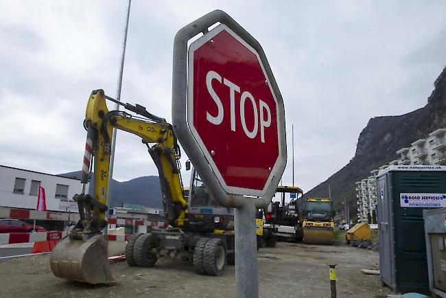 Ein offener Konflikt hat sich aus dem Entscheid des Kantons Tessin ergeben, Baustellen und Industriebetriebe zu schliessen (Bild: Geschlossene Baustelle in Mendrisio).