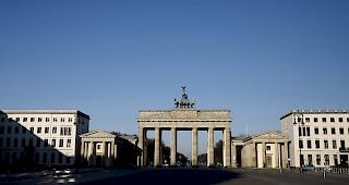 Brandenburger Tor in Berlin.  Umwelt- und Klimasch&uuml;tzer rufen f&uuml;r den heutigen Samstag zur sogenannten Earth Hour auf. Rund um den Globus sollen Millionen jeweils um 20.30 Uhr Ortszeit f&uuml;r eine Stunde das Licht auszuschalten, um ein Zeichen f&uuml;r Klima- und Umweltschutz zu setzen.