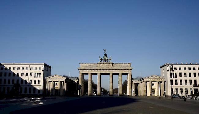 Brandenburger Tor in Berlin.  Umwelt- und Klimaschützer rufen für den heutigen Samstag zur sogenannten Earth Hour auf. Rund um den Globus sollen Millionen jeweils um 20.30 Uhr Ortszeit für eine Stunde das Licht auszuschalten, um ein Zeichen für Klima- und Umweltschutz zu setzen.