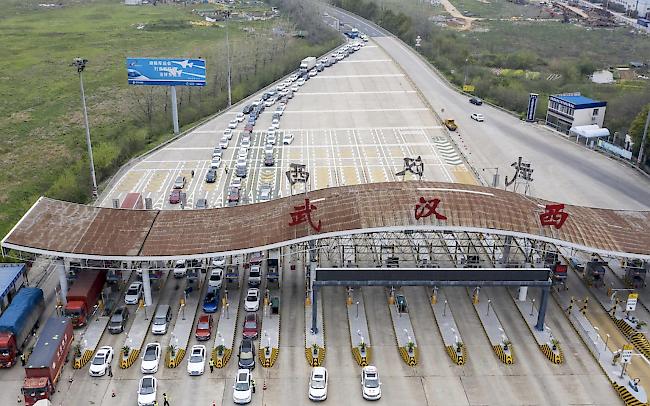 Wuhan. In der chinesischen Stadt Wuhan kehrt allmählich der Alltag zurück: Die Isolation der Millionenmetropole, die als Ausgangspunkt der Coronavirus-Pandemie gilt, ist am Samstag (Ortszeit) beendet worden.