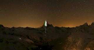 Das Thema der Projektionen am Matterhorn vom Samstag ist Italien &ndash; das Land in Europa, das am st&auml;rksten von der Coronavirus-Pandemie betroffen ist und direkt hinter dem Schweizer Wahrzeichen liegt.
