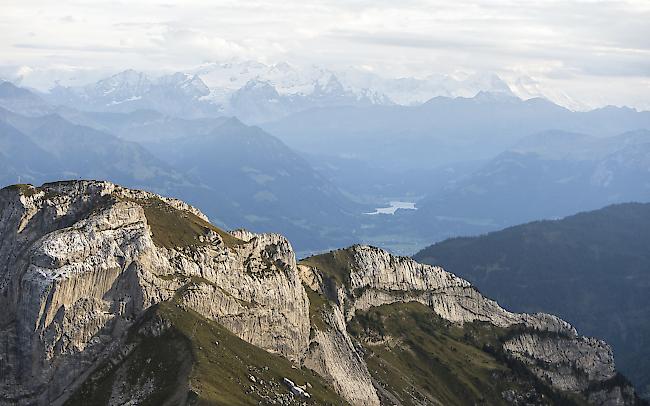 Blick vom Pilatus Richtung Sarnen.   Am Samstagmorgen ist ein Wanderer beim Aufstieg in Richtung Pilatus auf einem Schneefeld ausgerutscht. Dabei sei der 26-Jährige zirka 100 Meter abgestürzt und habe sich schwere Verletzungen zugezogen.