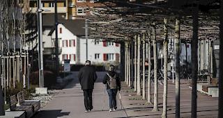 Spazieren zu zweit ist m&ouml;glich. Dr. Felix Walter warnt vor deutlich l&auml;ngeren oder strengeren  Quarant&auml;nemassnahmen.