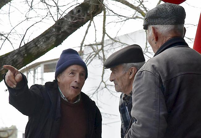 Nicht mehr so. Ältere Männer in «Vor-Corona-Zeiten» beim Dorfen: Jetzt sollten sie zuhause bleiben.