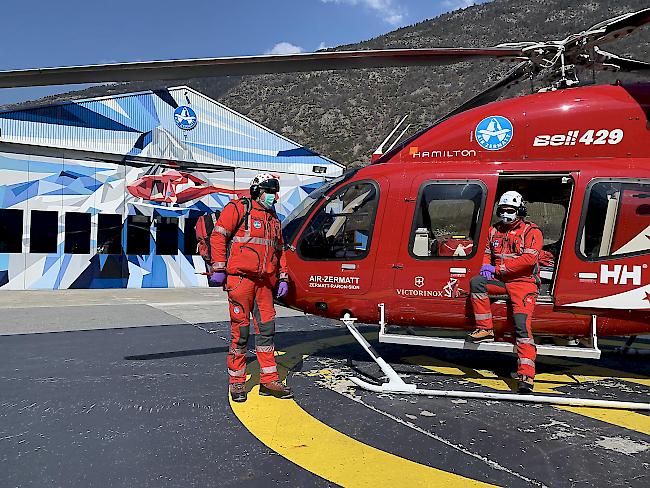 Crew der Air Zermatt auf der Helibasis in Gampel mit Schutzmasken.