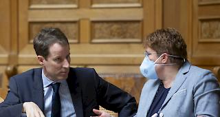 SVP: Es sei unverst&auml;ndlich, dass das Bundesamt f&uuml;r Gesundheit die Wirksamkeit von Hygienemasken immer wieder infrage stelle. Das sei eine reine Notl&uuml;ge, weil die Pflichtlager nicht gef&uuml;llt seien.