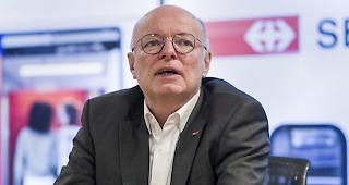 Der Freiburger Vincent Ducrot hat am Mittwoch die Leitung der SBB &uuml;bernommen, mitten in der Coronakrise. Ducrot ist Nachfolger von Andreas Meyer. Meyer hatte am Dienstag sein Amt per Ende M&auml;rz nach mehr als 13 Jahren abgegeben.