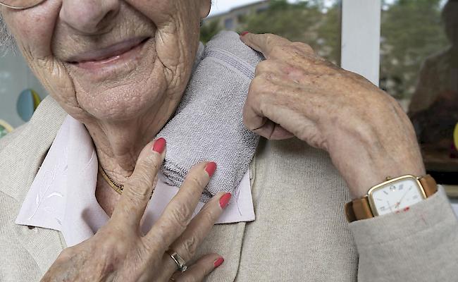 Im Kanton Neuenburg sind zwölf Alters- und Pflegeheime vom Coronavirus betroffen.Trotz Besuchsverboten und verstärkter Schutzmassnahmen wurden 24 Heimbewohner und 46 Mitarbeitende positiv getestet.