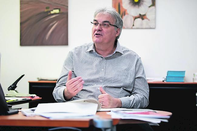 Extraschichten. Peter Kalbermatten, Chef der Dienststelle für Industrie, Handel und Arbeit, und seine Mitarbeiter werden mit Kurzarbeits-Gesuchen eingedeckt.