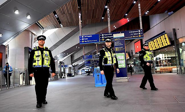 Der Mann habe ausgerufen, dass er mit dem Coronavirus infiziert sei und den Beamten anstecken werde. (Symbolbild: Londoner Polizei)