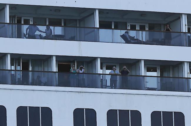 Nachrichtenüberblick: Vier Menschen an Bord starben an der von dem Coronavirus ausgelösten Lungenkrankheit Covid-19.