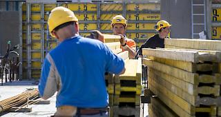 Wer nachweisen k&ouml;nne, dass die Einhaltung des Sicherheitsabstands von zwei Metern gew&auml;hrleistet ist, solle die Arbeit auf den Baustellen fortf&uuml;hren k&ouml;nnen.