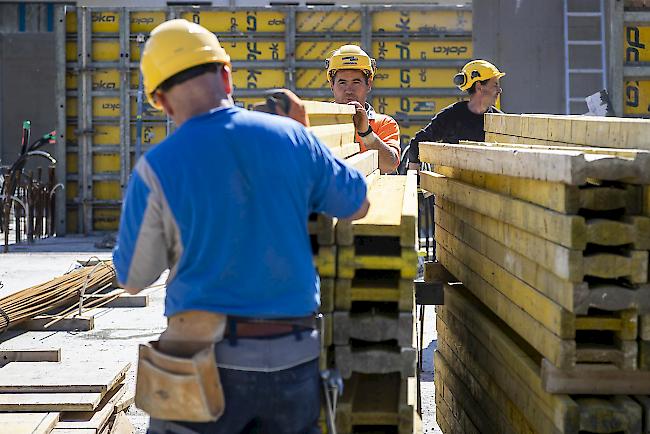 Wer nachweisen könne, dass die Einhaltung des Sicherheitsabstands von zwei Metern gewährleistet ist, solle die Arbeit auf den Baustellen fortführen können.