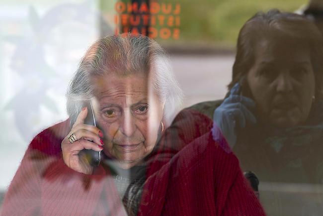 Bis am 31. März waren 72 Bewohner in Walliser Alters- und Pflegeheimen Corona-positiv getestet worden. Besuche sind verboten, Telefon- und Videoanrufe werden gefördert. (Symbolbild)