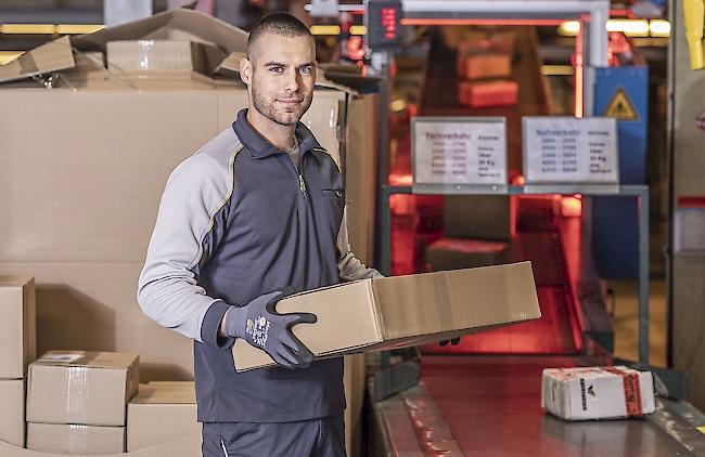 Die Post zieht die Reissleine und will die 100 grössten Paketauftraggeber mit Kontingenten belegen. Sie könne die Paketflut sonst nicht mehr bewältigen. Der Versandhandel ist alarmiert, fordert und präsentiert Massnahmen.