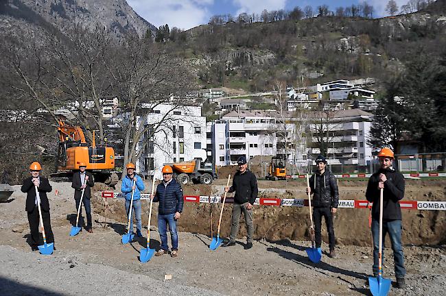 An die Arbeit. Die (Bau-)Verantwortlichen mit Gemeindepräsident Franz Ruppen, Schulpräsident Bruno Lochmatter und Schuldirektor Kilian Summermatter (erster, zweiter und vierter von links).