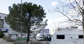 Das Coronavirus hat das Leben der Schweizer Fahrenden auf den Kopf gestellt. Mit dem Fr&uuml;hling w&uuml;rde eigentlich die Reisesaison beginnen, doch sie m&uuml;ssen auf ihren Standpl&auml;tzen verharren und k&ouml;nnen nicht mehr von ihrer Arbeit leben.