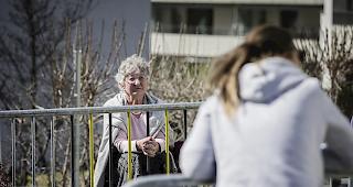 Auf Augenh&ouml;he. Eine Bewohnerin des &laquo;Englischgruss&raquo; im Gespr&auml;ch mit ihrer Enkelin.