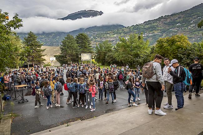 <b>Viele Fragen.</b> Jugendlichen und Kindern wird derzeit viel abverlangt, sagt Josette Huber. (Symbolbild: Visper Schulbeginn im August 2019)